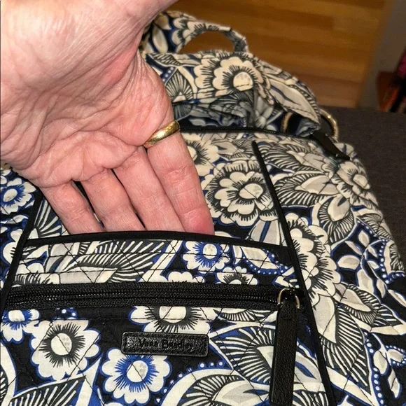 Vera Bradley Black and White Floral Tote in Excellent Condition ! - Picture 4 of 10